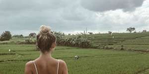 Dianggap Lecehkan Petani Bali Sambil Berbikini, Turis Ini Bikin Geram Netizen