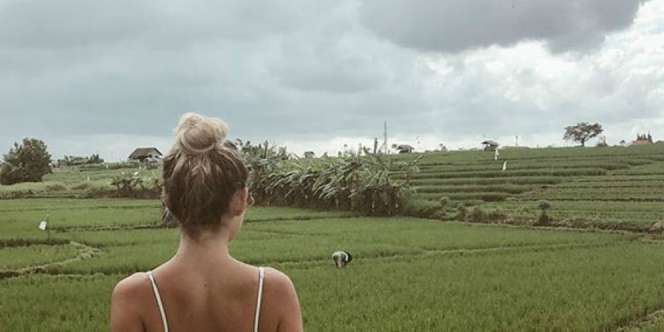 Dianggap Lecehkan Petani Bali Sambil Berbikini, Turis Ini Bikin Geram Netizen