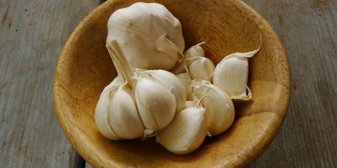 Trik Kupas Bawang Putih Super Cepat Ini Jadi Viral