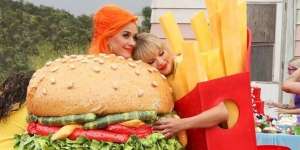 Taylor Swift Peluk Katy Perry di Video Klip Baru, Sudah Akur?