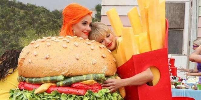Taylor Swift Peluk Katy Perry di Video Klip Baru, Sudah Akur?