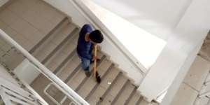 Pilu Cleaning Service, Mahasiswa Meludah Saat Lantai Disapu