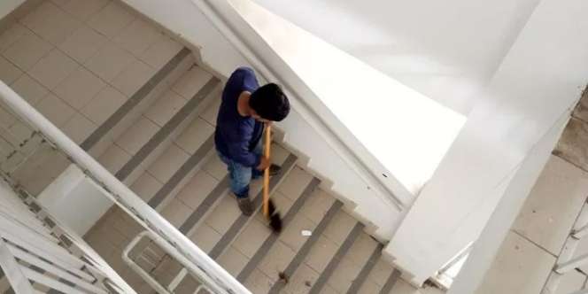 Pilu Cleaning Service, Mahasiswa Meludah Saat Lantai Disapu