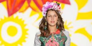 Foto Pamer Sepatu Dikritik Lecehkan Bendera, Supermodel Bella Hadid Minta Maaf