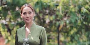 Pakai alat Bantu Berjalan, Ada Apa dengan Bunga Citra Lestari?