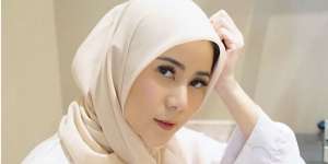 Gaya Hijab Baru Cynthia Ramlan Jadi Sorotan