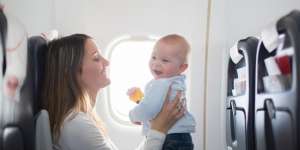 Bawa Bayi Naik Pesawat, Mengapa Tidak? Ini Tipsnya