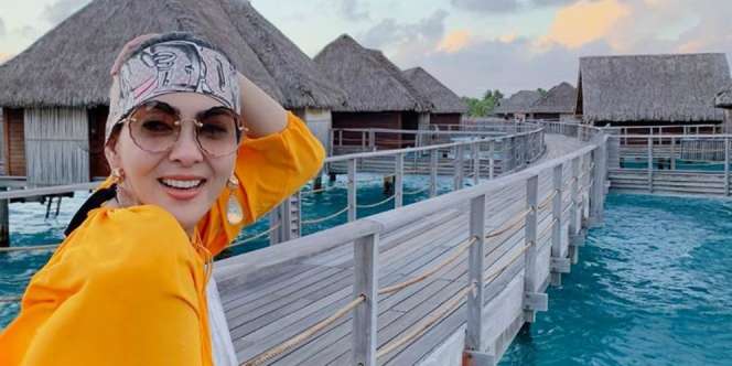 Mengintip Deretan Fashion Branded Syahrini untuk Sekali Foto Bulan Madu