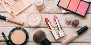 6 Warna Lipstik Nude untuk Kulit Gelap