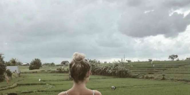Unggah Foto Seksi Depan Petani di Bali, Model Ini Diserang
