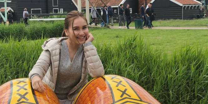 Pulang Plesir dari Belanda, Ayu Ting Ting Kerokan