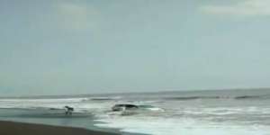 Main ke Pantai Mau Senang-Senang, Mobil Malah Digulung Ombak Pantai