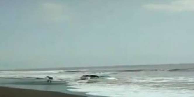 Main ke Pantai Mau Senang-Senang, Mobil Malah Digulung Ombak Pantai
