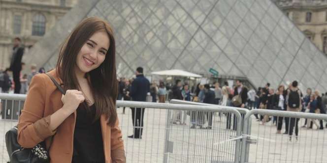 Dandanan Polos Ayu Ting Ting saat Ultah Jadi Sorotan