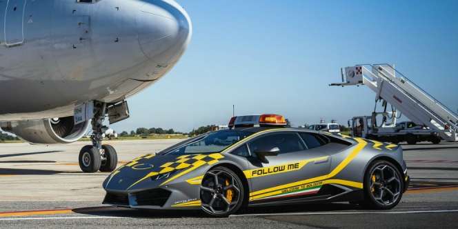 Wow, Lamborghini Huracan Jadi Mobil Pemandu Pesawat di Bandara