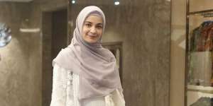 Trik Shireen Sungkar Siasati Pinggang Lebar Ketika Memakai Rok