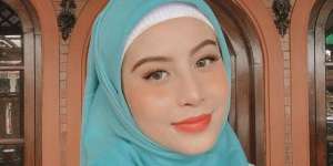 Potret Stylish Awkarin dengan Balutan Hijab