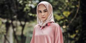 Potret Kekasih Kevin Aprilio Saat Berhijab, Teduh Menawan!