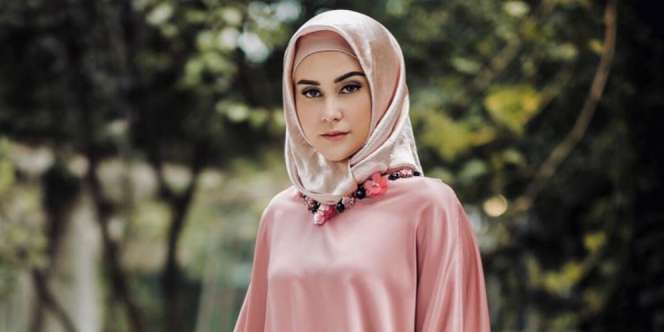 Potret Kekasih Kevin Aprilio Saat Berhijab, Teduh Menawan!