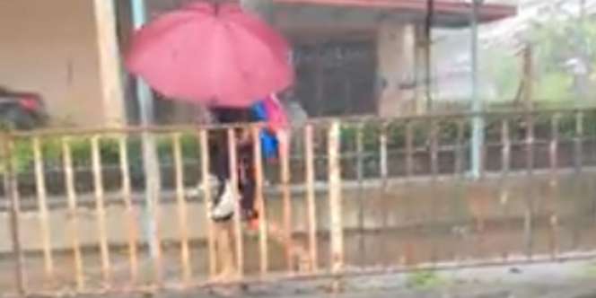 Viral! Pelajar Gendong Teman Autisme di Tengah Hujan Lebat