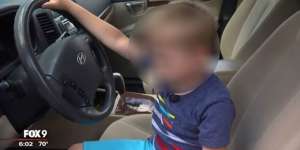 OMG! Tanpa Menabrak, Balita 4 Tahun Kemudikan SUV Kakek Buat Beli Permen