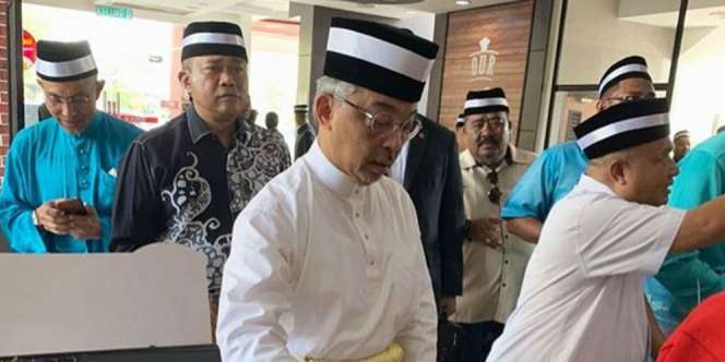 Foto Raja Malaysia Antre Makanan Dipuji Warganet