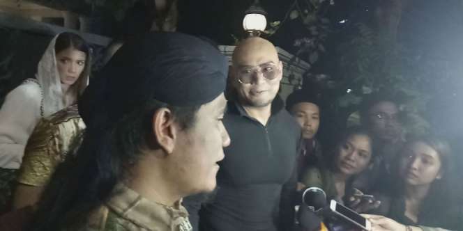 Pengalaman Deddy Corbuzier Jalani Sholat Berjemaah Pertama