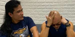 Kepala Botak Deddy Corbuzier Berkeringat Saat Mendadak Diajak Sholat