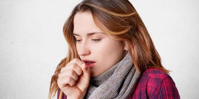 Kulit Sering Berkeringat Berlebih? Waspada Gejala Paru-Paru Basah