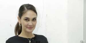 Gaya Santai Luna Maya Pakai Kaos Bikin Netizen Salfok