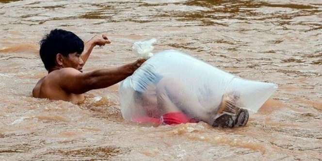 Masuk Kantong Plastik dan Seberangi Sungai Deras demi Sekolah