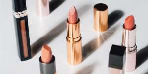 6 Lipstik Nude yang Cocok untuk Si Kulit Gelap