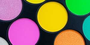 Curi Perhatian dengan Makeup Neon di Malam Hari
