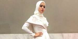 Inspirasi Baju Pesta Hijab ala Fairuz Arafiq