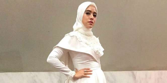 Inspirasi Baju Pesta Hijab ala Fairuz Arafiq