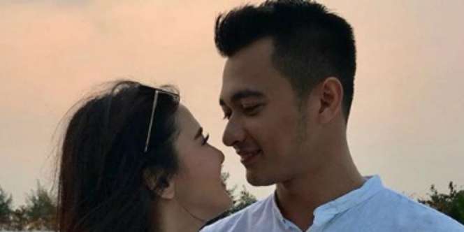 Selamat, Istri Eza Gionino Melahirkan Anak Pertama