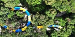 Menyusuri Hutan Kota Lewat Seluncuran Air Terpanjang di Dunia