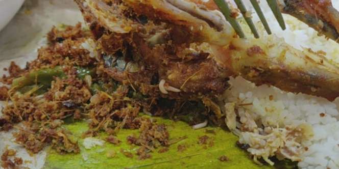 Pesan Ayam Goreng Via Online, Pas Disantap Muncul Belatung