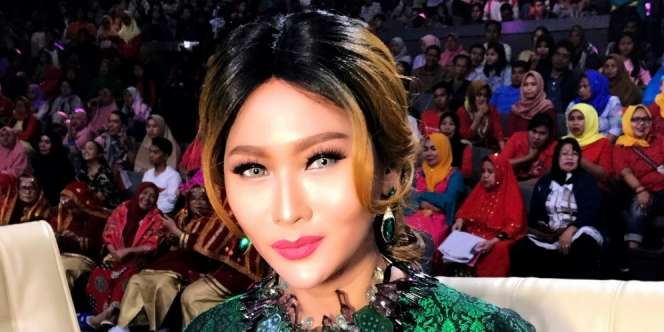 Tidur di Bandara, Sepatu Inul Kembali Curi Perhatian