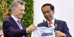 Dihadiahi Seragam Timnas Argentina, Jokowi Pakai Nomor Punggung Messi