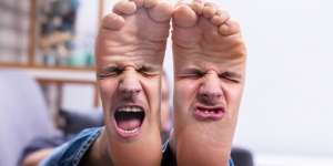 Cara Mengatasi Bau Kaki Secara Alami, Mudah dan Ampuh!