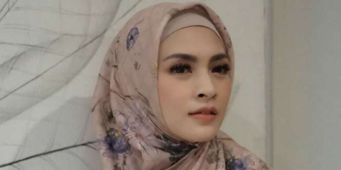 Inspirasi Busana Muslim untuk Ngantor ala Donita
