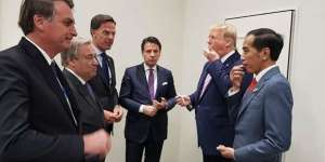 Donald Trump Berbagi Permen dengan Jokowi