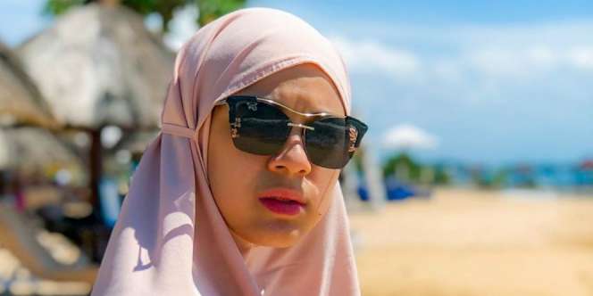 Gaya Nycta Gina Pakai Hijab Bergo Jadi Sorotan