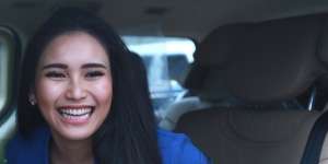 Gaya Busana Ayu Ting Ting Saat Manggung Tuai Kritik