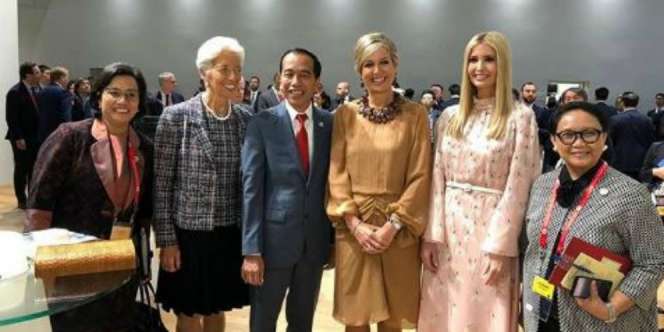 Jokowi Foto Bareng Perempuan Perkasa, Netizen: Awas Dimarahi