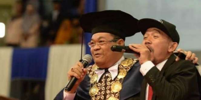 Duet Rektor UNY dan Rapper 'Kill The DJ' Hebohkan Acara Wisuda