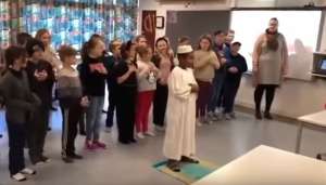 Warga Denmark Geger Video Siswa Belajar Gerakan Sholat