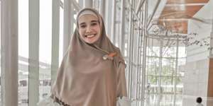 Zaskia Sungkar Curi Perhatian dengan Outfit Ruffle Shirt dan Rok Plisket