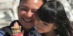 Tangis Jerry Aurum Pecah Disodorkan Denada Lukisan Putrinya